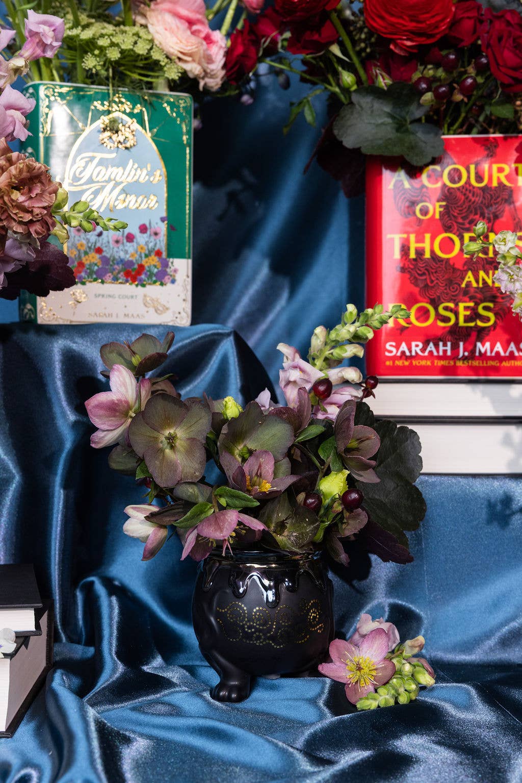 Sarah J. Maas A Court of Thorns and Roses Cauldron Vase